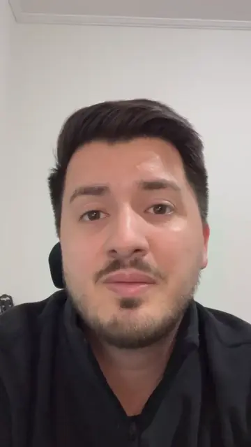 Erick Maciel recording a video testimonial
